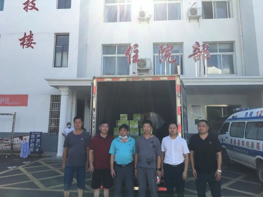 李時珍生物科技為李時珍醫(yī)院送“清涼” 捐贈200箱“時珍百草堂銀花露”